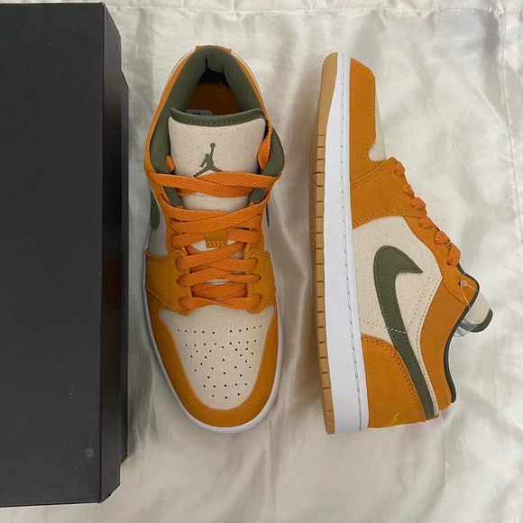 Air Jordan 1 Low Light Curry (8 Men) - Picture 2 of 12
